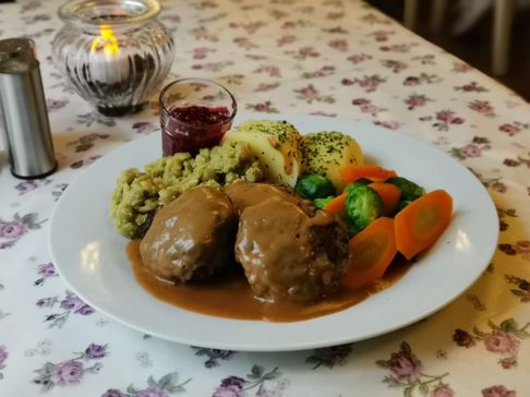 Husmanskost, middags tallerken med kjøttkaker i brunsaus, gulrot, rosenkål, potet, ertestuing og tyttebær