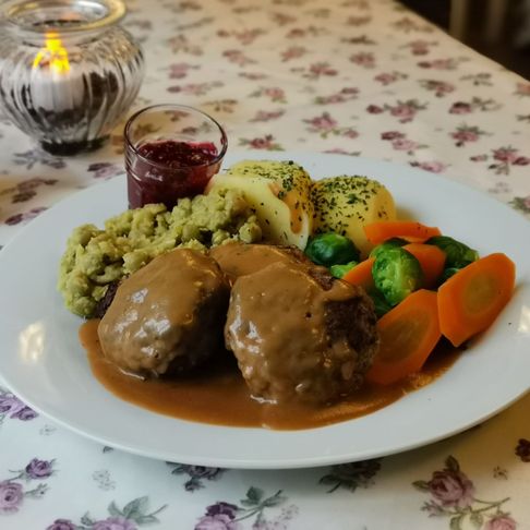 Husmanskost, middags tallerken med kjøttkaker i brunsaus, gulrot, rosenkål, potet, ertestuing og tyttebær